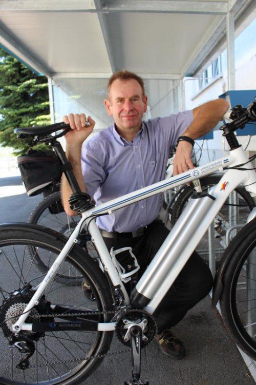 Statt mit dem Auto fährt Wolfgang Klotz fast jedenTag mit dem E-Bike zu seinem Arbeitsplatz und sammelt dabei viele Radkilometer.  