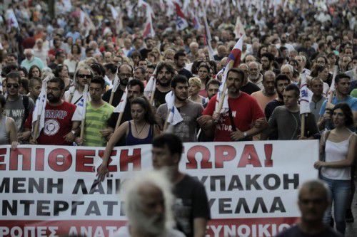 Tausende Menschen demonstrierten vor dem Parlament in Athen gegen die harten Sparauflagen.