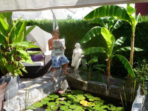 Vincent Scheidbach frönt im Garten von Tante Monika seiner Leseleidenschaft.