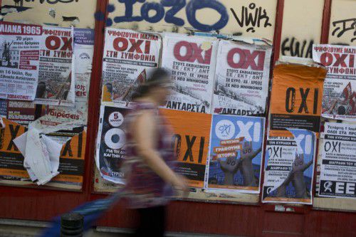 Vor dem Referendum: Plakate an unzähligen Hauswänden in Athen fordern zu „Oxi“, zu einem „Nein“ auf. AP
