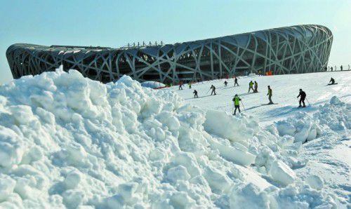 Vor dem „Vogelnest“, dem Olympiastadion in Peking, wurde für die Winterspiele schon einmal mit Kunstschnee geprobt.