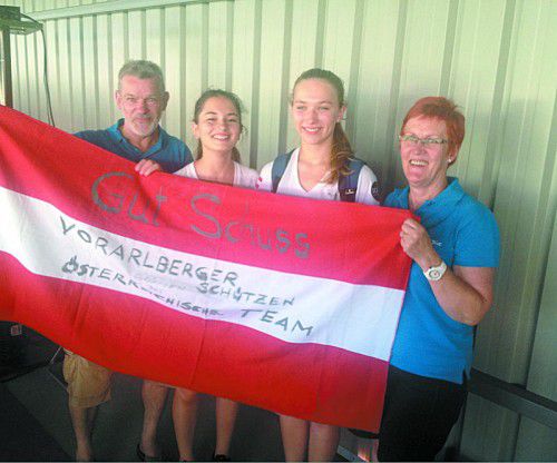Vorarlberger Fans beim Championat: Adi (l.) und Luzia Horvath (r.), im Bild mit den EM-Starterinnen Sheileen Waibel und Verena Zaisberger.