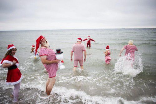 Während des Weltkongresses der Weihnachtsmänner stand auch Schwimmen auf dem Programm.