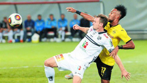 Wolfsbergs Michael Sollbauer setzt sich im Zweikampf gegen Dortmunds Pierre-Emerick Aubameyang (r.) in Szene.