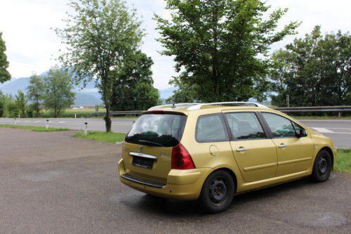 Zeitweise wurden vier verwaiste Autos auf dem Parkplatz abgestellt. Davon ist noch eines übrig.