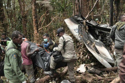 54 Menschen kamen bei dem Flugzeugunglück ums Leben. Dichter Nebel und Regen erschweren die Bergungsarbeiten.