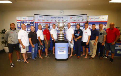 Alle wollen die Erste-Bank-Liga-Trophäe: Dornbirn-Trainer Dave MacQueen (Vierter von links) mit seinen elf Trainerkollegen.