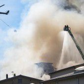 Großbrand wütet auf Fabrikgelände