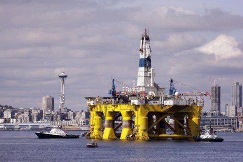 Auf der Bohrinsel "Polar Pioneer", die im Hafen von Seattle aufgerüstet wurde, will Shell Ölbohrungen an der Küste Alaskas vornehmen. Foto: AP