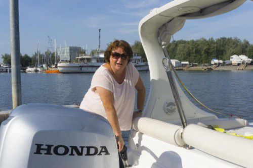 Boote aufzutanken ist eine der vielen Tätigkeiten von Hafenmeisterin Ruth Pfefferkorn.