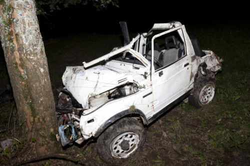 Das Auto rammte schließlich einen Baum. Der Fahrer war da schon herausgeschleudert worden.