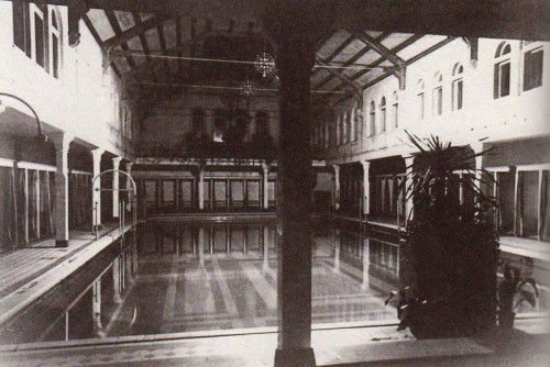 Das erste Hallenbad Vorarlbergs in der Schule Stella Matutina.