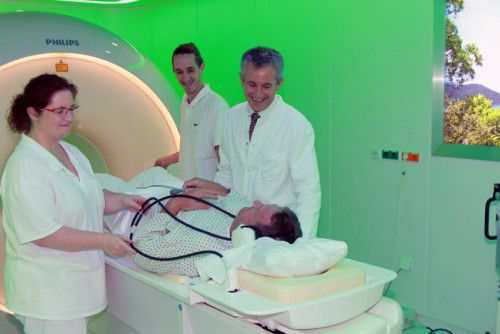Primar Antonius Schuster (r.) und sein Team nehmen auch die Ängste der Patienten vor der „Röhre“ ernst. Foto: khbg