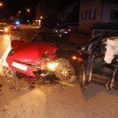 Junger Autofahrer gerät in Gegenverkehr