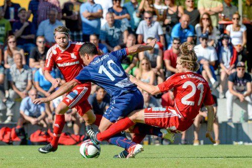 Der Thüringer Alexander Wulz (Nummer 21) mit einem Foul an Nenzings Ueverton Da Silva.