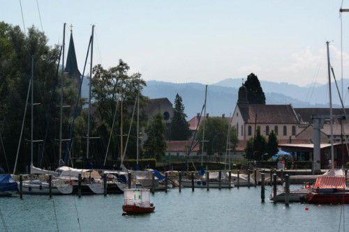 Die Boot-Installation „Frontières fluides – fließende Grenzen“ von Katrin Ströbel und Mohammed Laouli ist im Yachthafen in Bregenz vertäut.