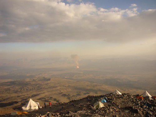 Die Explosion im kurdischen Tiefland vom Hochlager aus fotografiert.