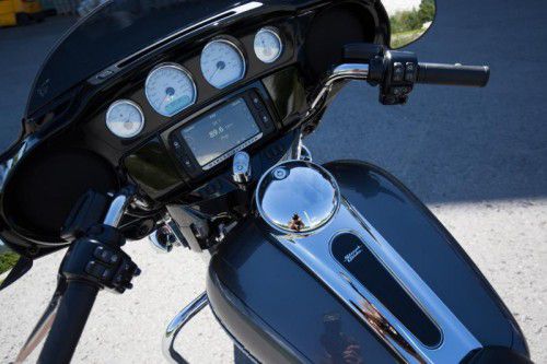 Eindruck: Die voluminöse Verkleidung, die langgezogene, verchromte Konsole und die ergonomisch perfekt abgestimmten wasserdichten Hartschalenkoffer verleihen der Harley die spezielle Note eines Tourenmotorrads.
