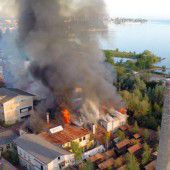 Großbrand in Horn lässt Rauchschwaden über den See wehen