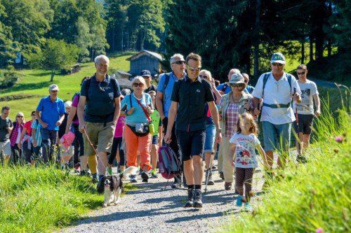 Im Pulk marschierte die große Fangemeinde der VKW-Wanderungen durch Feld und Flur.