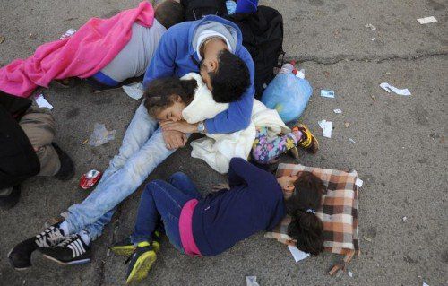 Flüchtlinge warten im mazedonischen Gevgelija auf ihre Weiterreise.