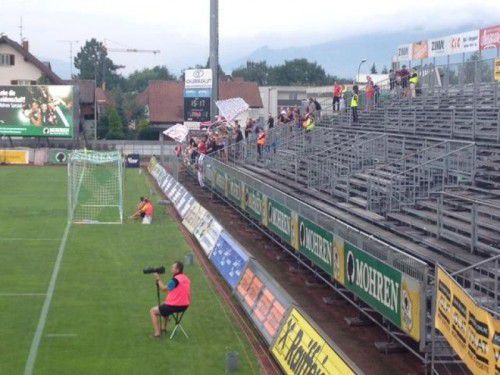 Gästefans auf der Südtribüne.