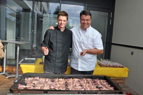 Haubenkoch Valentin Bargehr (r.) und Sohn Fernando im Grilleinsatz.