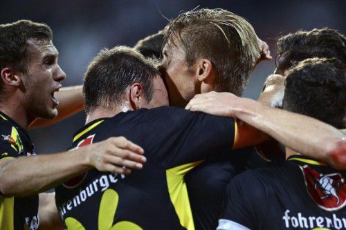 Historischer Moment: Die Altacher Spieler bejubeln Torschütze Philipp Netzer, der für das erste Auswärtstor eines Vorarlberger Klubs in der Europa League sorgte.
