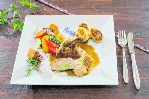 Hühnerbrust mit geschmortem Sommergemüse und Gnocchi.