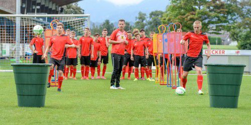 In Röthis finden die Burschen der U-17-Nationalmannschaft beste Trainingsbedingungen vor. Im Bild versuchen sich Valentino Müller (l.) und Leonardo Zottele im Tonnen-Zielschießen.