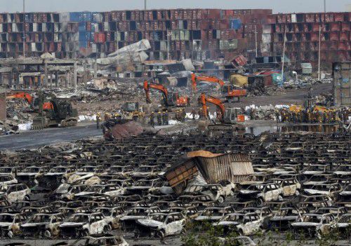 In Tianjin bietet sich ein Bild der Zerstörung. Rettungskräfte kämpfen sich durch die Trümmer.