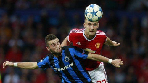 ManUniteds Luke Shaw (r.) gegen Tuur Dierckx vom FC Brügge.