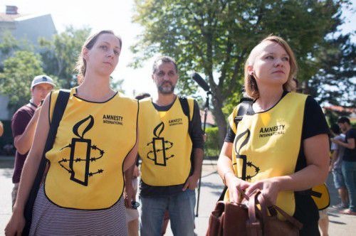 Mitglieder von Amnesty International inspizierten am Donnerstag das Erstaufnahmezentrum Traiskirchen in Niederösterreich. FOTO: EPA