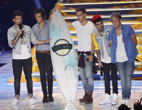 One Direction bedankten sich via Videobotschaft, Spears kam mit extravagantem Outfit.