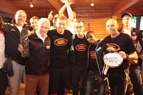 Organisator Chris Alge (l.) und Sponsor Dietmar Herburger und sein Siegerteam mit Trophäe.