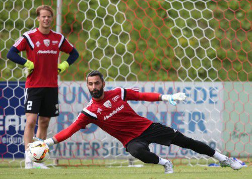 Ramazan Özcan im Training, immer genau beäugt von Teamkollege Nyland (l.) und Coach Hasenhüttl.