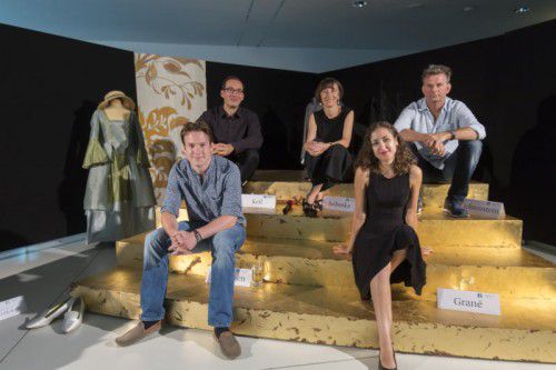 Sänger Maximilian Krummen und Sonia Grané mit Intendantin Elisabeth Sobotka, Dirigent Hartmut Keil und Regisseur Jörg Lichtenstein.