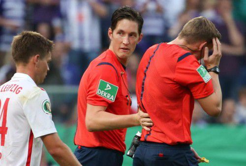 SR Martin Petersen (r.) greift sich an den Kopf und verlässt den Platz.