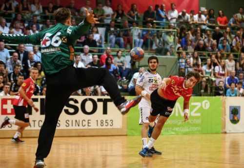 Thomas Weber (r.) erzielte vier Treffer bei der 27:32-Niederlage der Harder im Supercup.