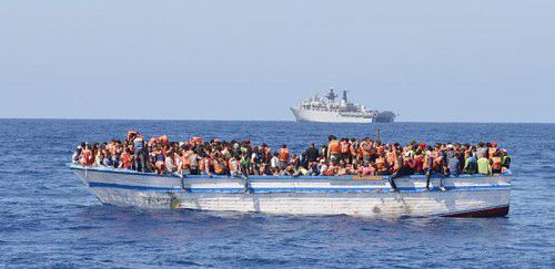Überladenes Flüchtlingsboot vor der libyschen Küste. Ein solches ist am Mittwoch gesunken.