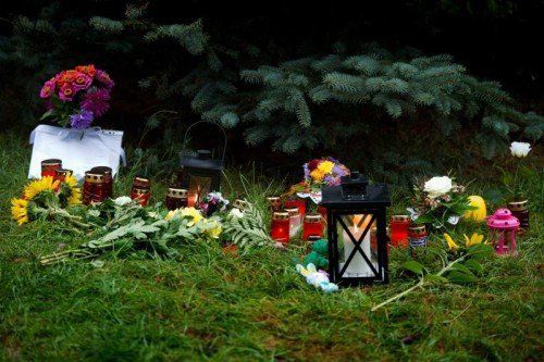 Viele Menschen legten beim Fundort der Leiche Blumen nieder.