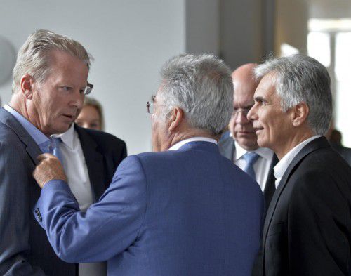 Vizekanzler Mitterlehner, Bundespräsident Fischer und Kanzler Faymann (v.l.) am Mittwoch in Traiskirchen.