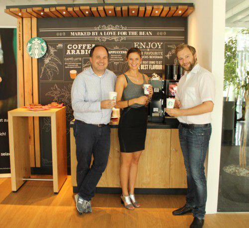 VN-Chefredakteur Gerold Riedmann, Dorina Szentesi und Projektleiter Cornelius Sohm genießen den ersten Starbucks-Kaffee Vorarlbergs.