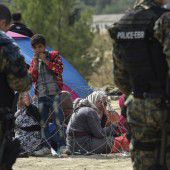 Mit Blendgranaten und Gas gegen Flüchtlinge