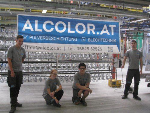 ALCOLOR: Vier neue Lehrlinge haben beim Spezialisten für Pulverbeschichtung und Blechtechnik begonnen. Sie werden als Oberflächentechniker ausgebildet.