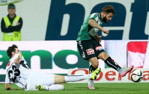 Altachs Außenverteidiger Benedikt Zech (im Bild bei einem Abwehrversuch) erlitt im Pokalspiel beim Wr. Sportclub eine Bänderverletzung im rechten Fuß und fällt länger aus.