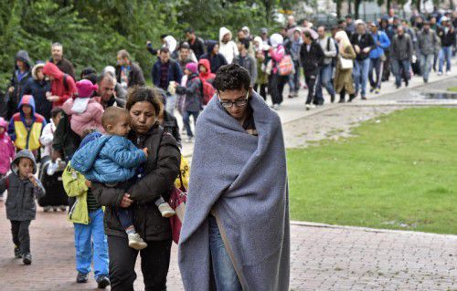 Am Hauptbahnhof Dortmund angekommene Flüchtlinge haben sich zu Fuß auf den Weg zum Aufnahmezentrum gemacht.