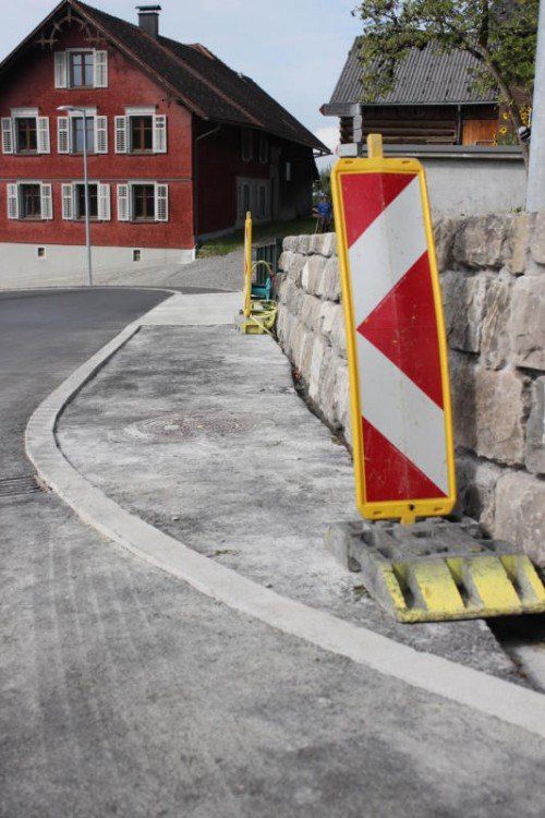An der L 73 in Düns wurde ein neuer Gehsteig errichtet.
