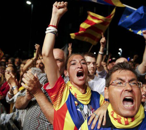 Anhänger der separatistischen Parteien feierten in Barcelona bis in die Morgenstunden des Montags das Wahlergebnis.