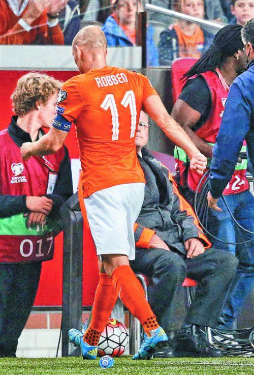 Arjen Robben verlässt verletzt das Spielfeld.